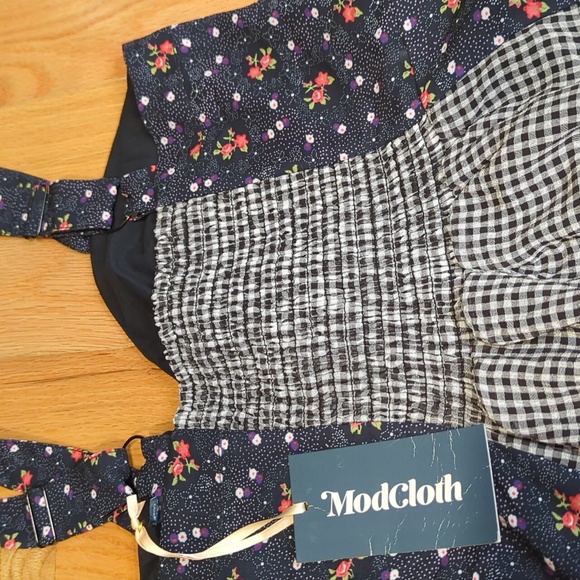 Modcloth Black floral dress with cross pattern center Small NWT - Picture 9 of 11